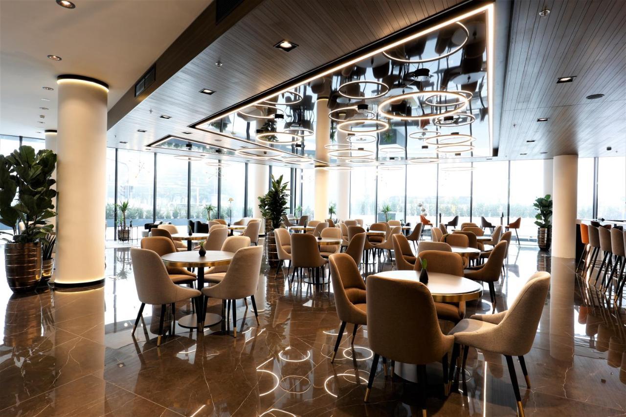 Grand Plaza Hotel & Congress Center Ljubljana Dış mekan fotoğraf The lounge at the airport
