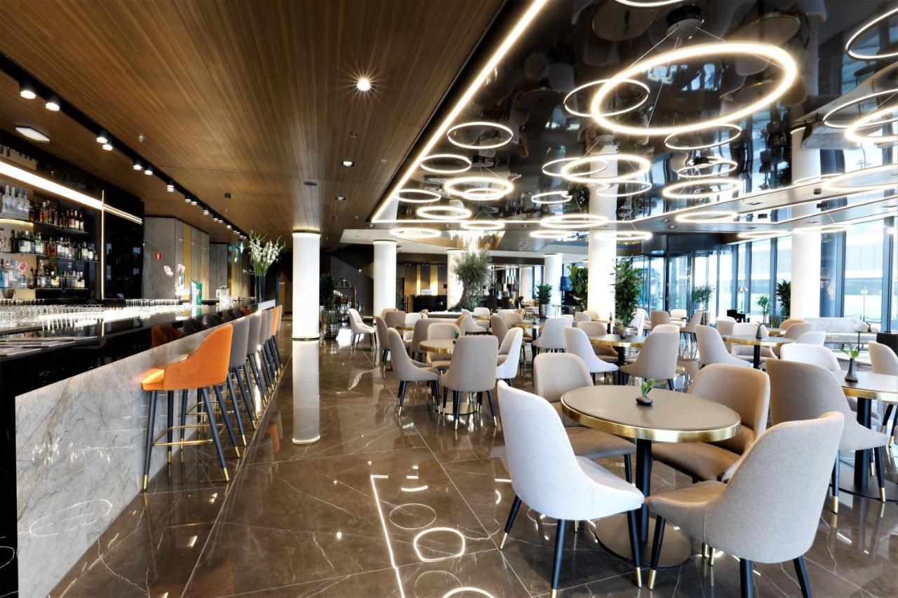 Grand Plaza Hotel & Congress Center Ljubljana Dış mekan fotoğraf The lounge at the airport