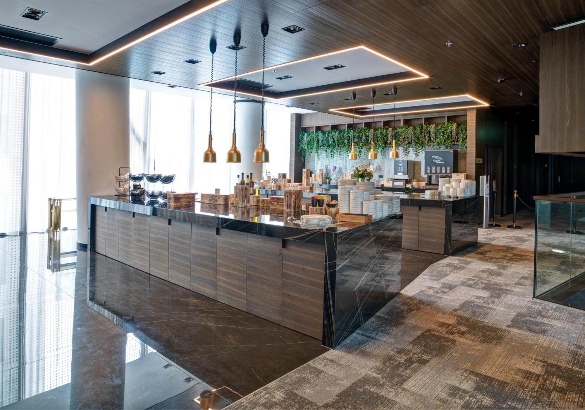 Grand Plaza Hotel & Congress Center Ljubljana Dış mekan fotoğraf The kitchen at the 100th floor of the tower