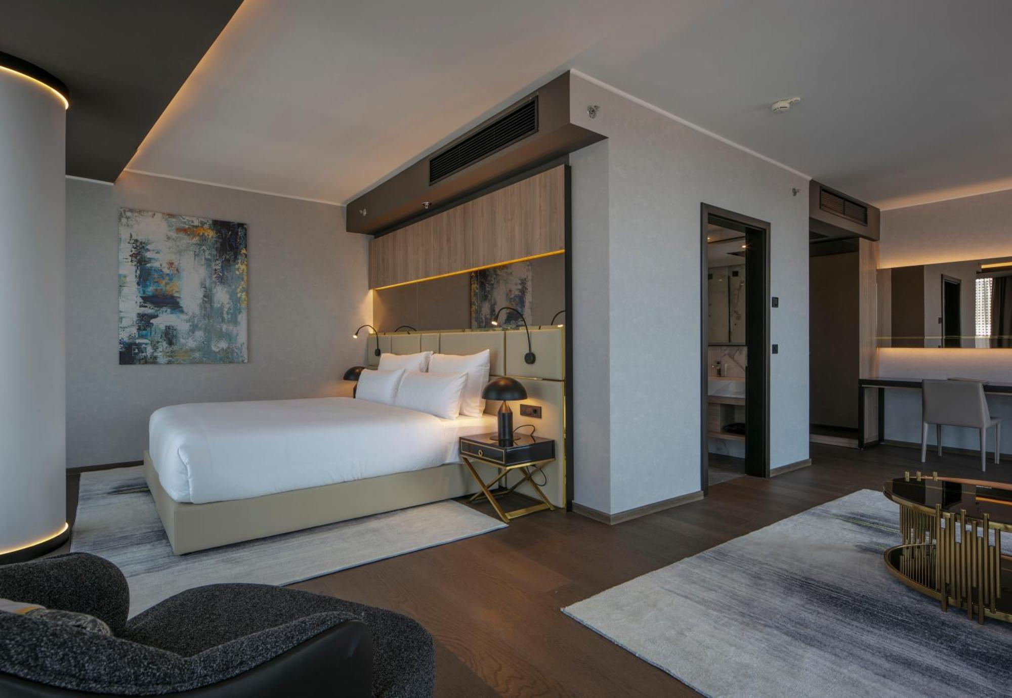 Grand Plaza Hotel & Congress Center Ljubljana Dış mekan fotoğraf A suite at the hotel
